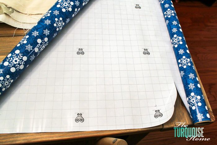 I want to throw my sewing machine out the window every time I use it, but this tutorial is SO easy!! Easy DIY Throw Pillow Cover tutorial for beginners