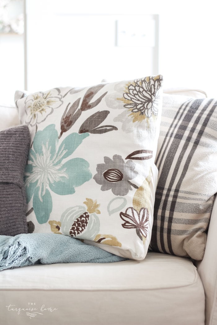 I want to throw my sewing machine out the window every time I use it, but this tutorial is SO easy!! Easy DIY Throw Pillow Cover tutorial for beginners