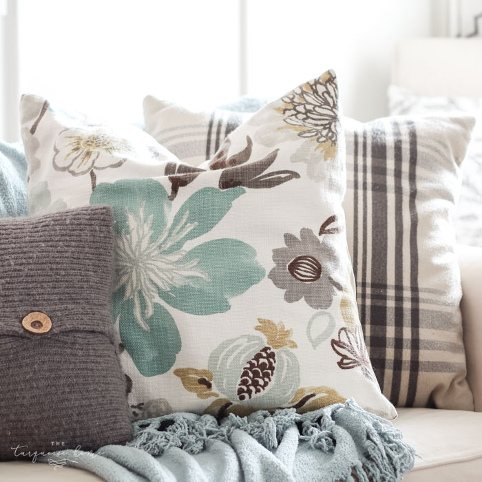 I want to throw my sewing machine out the window every time I use it, but this tutorial is SO easy!! Easy DIY Throw Pillow Cover tutorial for beginners