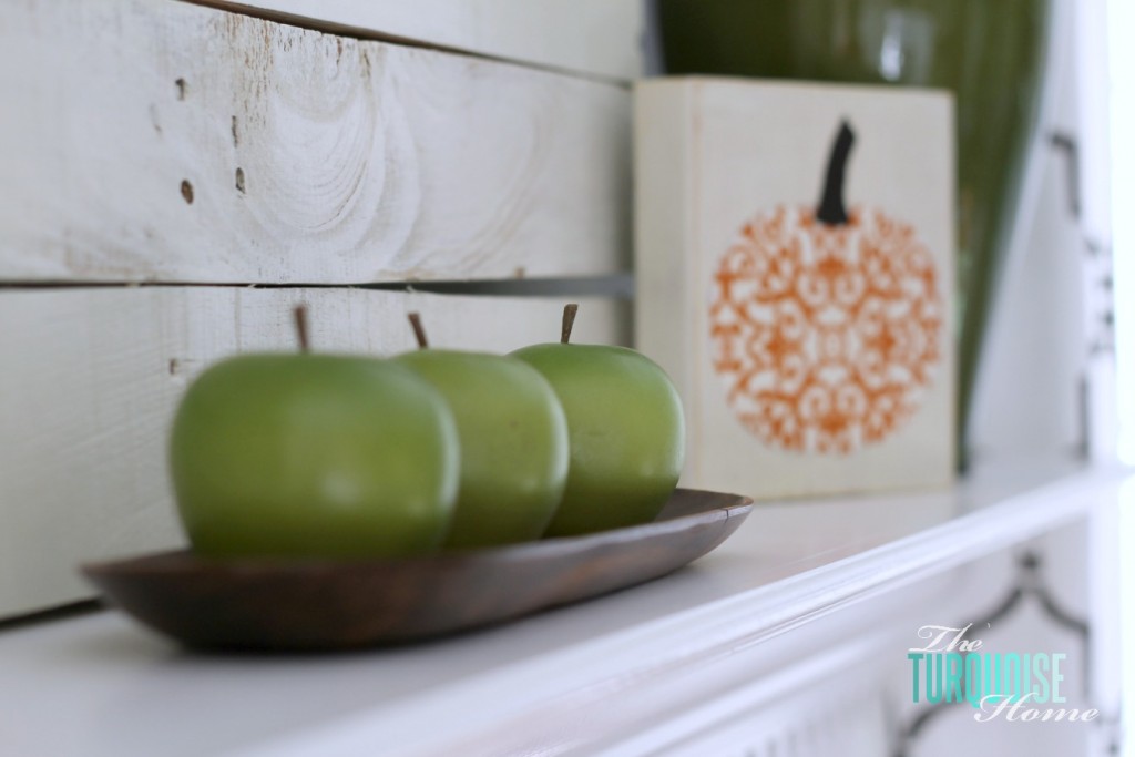 Planked Pallet Fall Mantel | The Turquoise Home