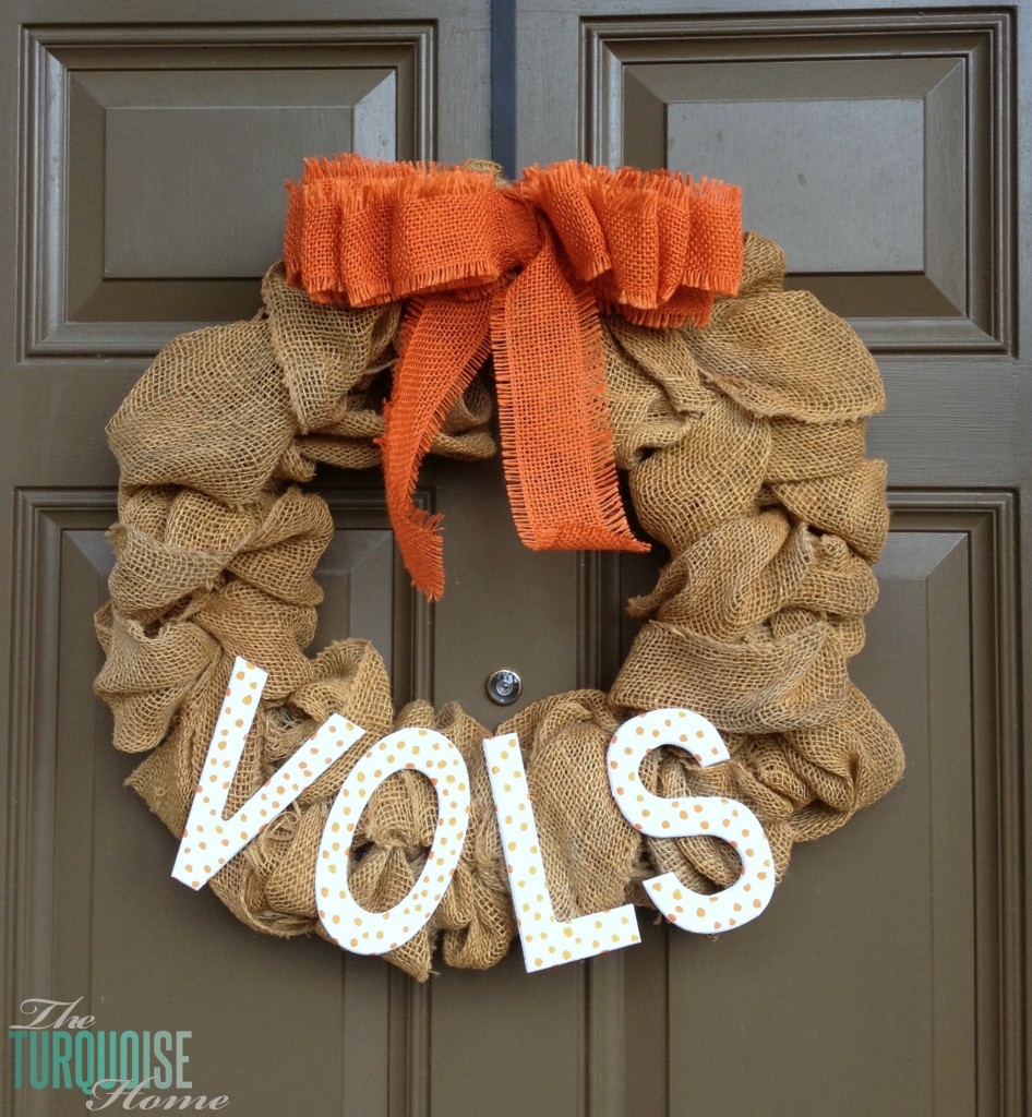 DIY Simple Burlap Wreath {Easily changeable for all seasons and holidays!} #DIY #burlap #wreath