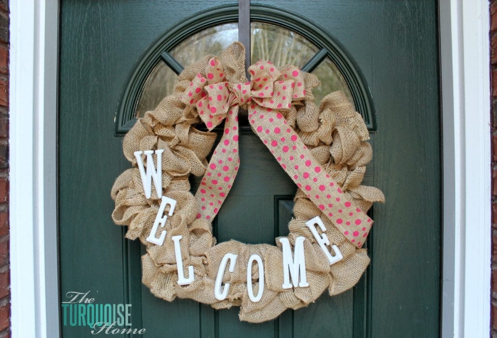 DIY Simple Burlap Wreath {Easily changeable for all seasons and holidays!} #DIY #burlap #wreath