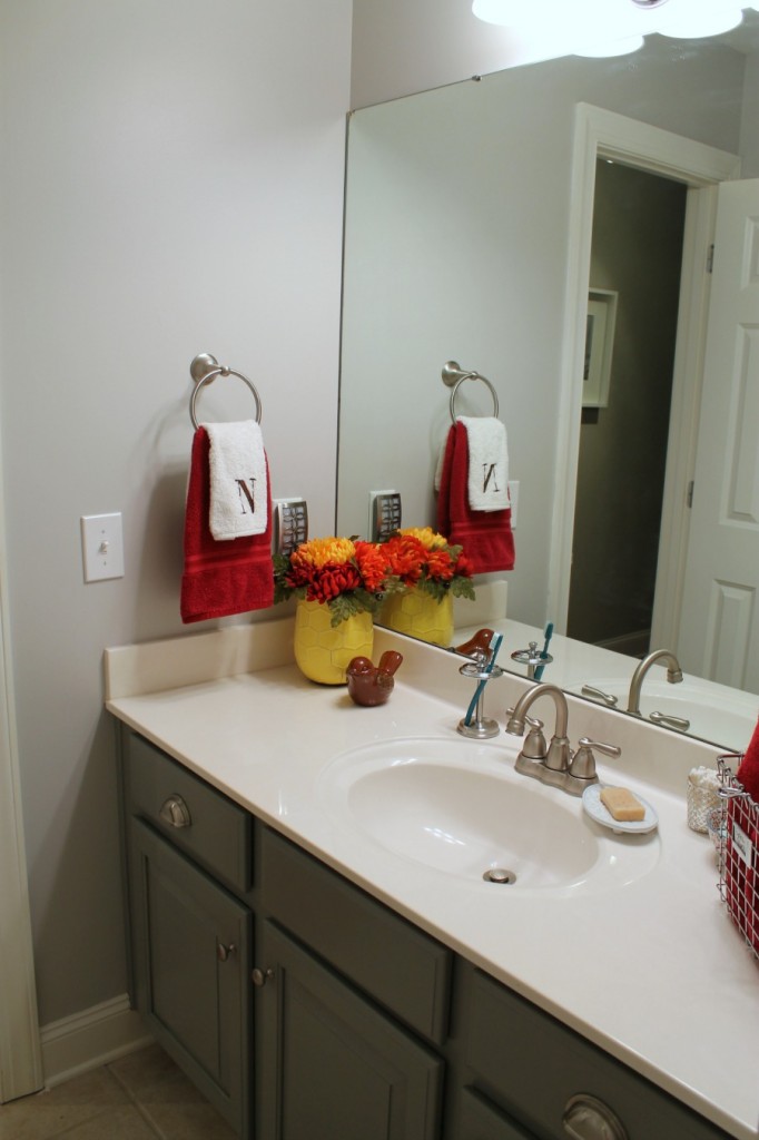 Traditional-Americana Guest Bathroom Update: painted walls, cabinets, new hardware and a punch of color!
