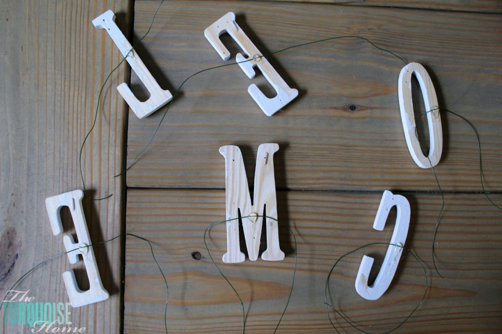 DIY Simple Burlap Wreath {Easily changeable for all seasons and holidays!} #DIY #burlap #wreath