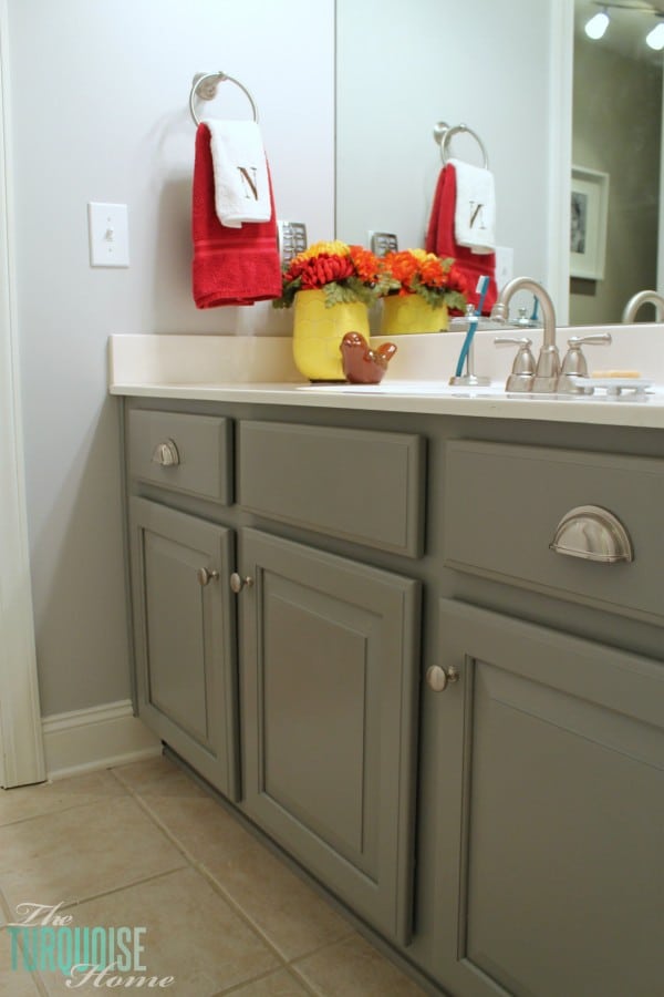 Traditional-Americana Guest Bathroom Update: painted walls, cabinets, new hardware and a punch of color!