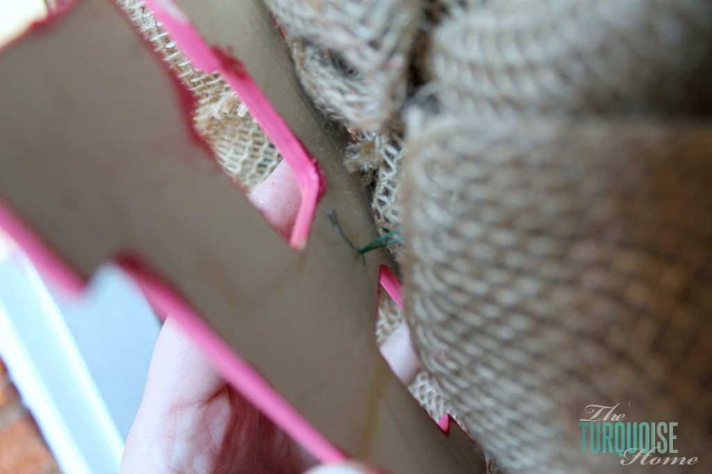 DIY Simple Burlap Wreath {Easily changeable for all seasons and holidays!} #DIY #burlap #wreath
