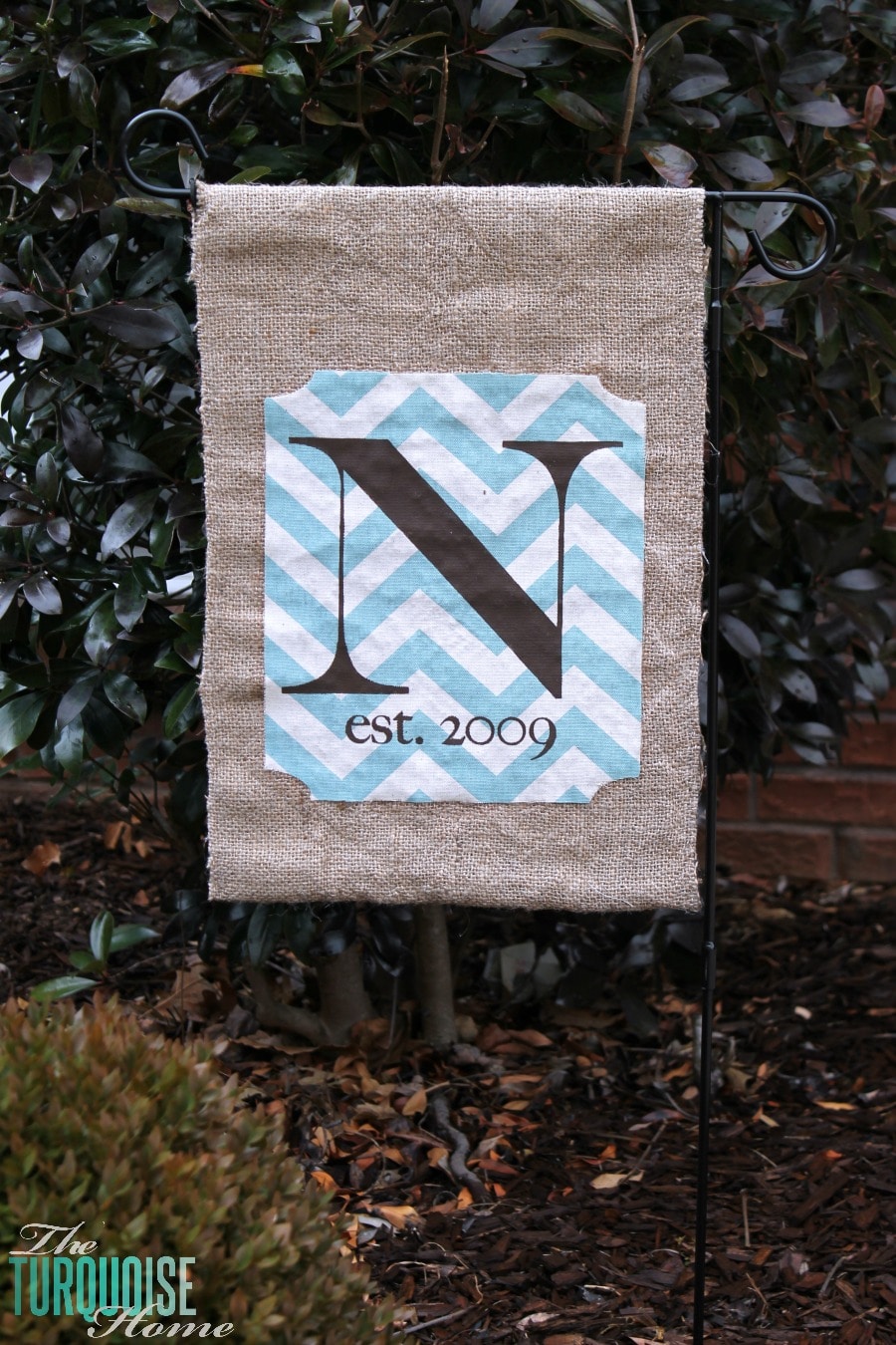 No-Sew Burlap Monogrammed Garden Flag {full tutorial}