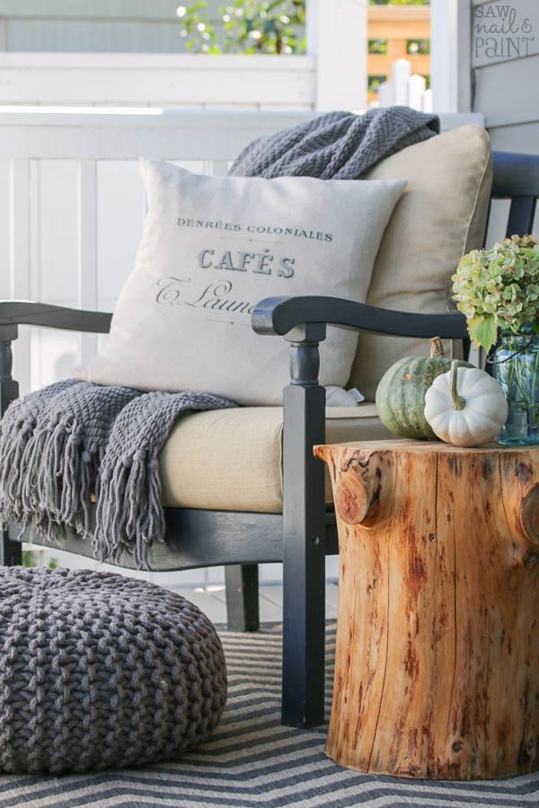 Gorgeous tree stump side table for fall! Click here for more fall decorating ideas! | 11 Ways to Add Fall to Your Home