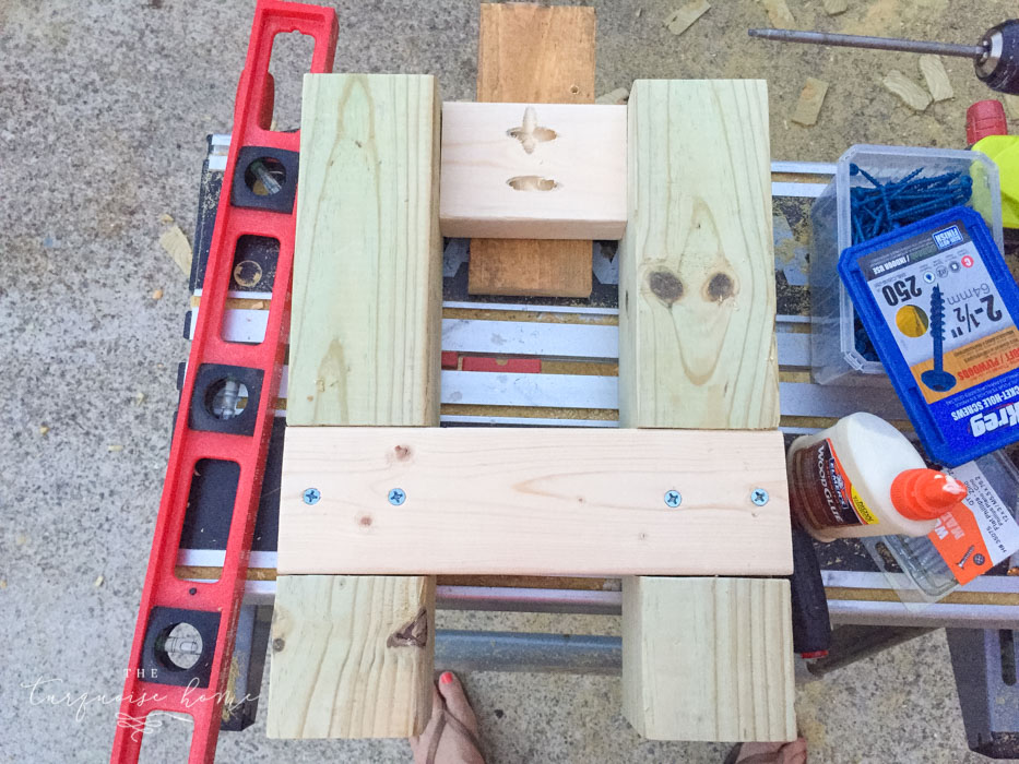Amazing!! Build this DIY Farmhouse Bench for less than $40!