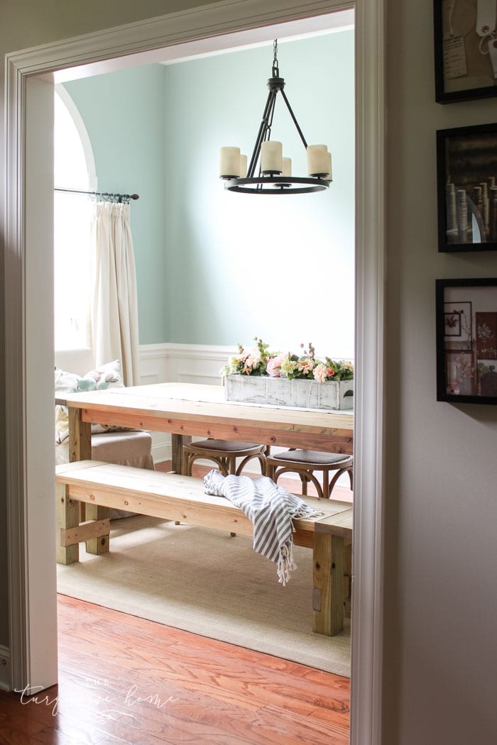 Amazing!! Build this DIY Farmhouse Bench for less than $40!