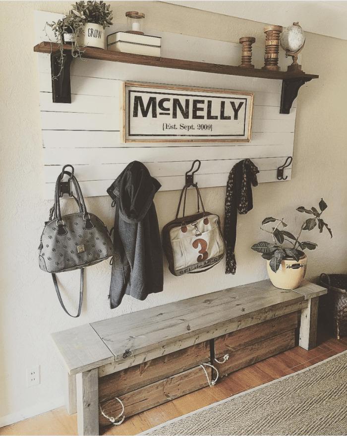 Great, simple mudroom ideas with hooks, a bench and baskets!
