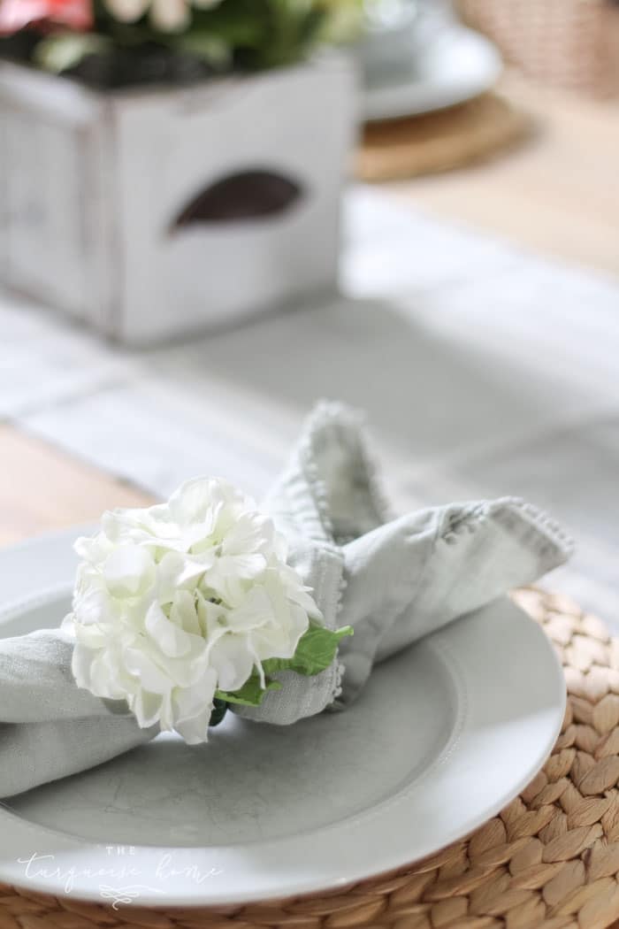 Farmhouse Spring Decorating in the Dining Room | Blue and Green spring decor