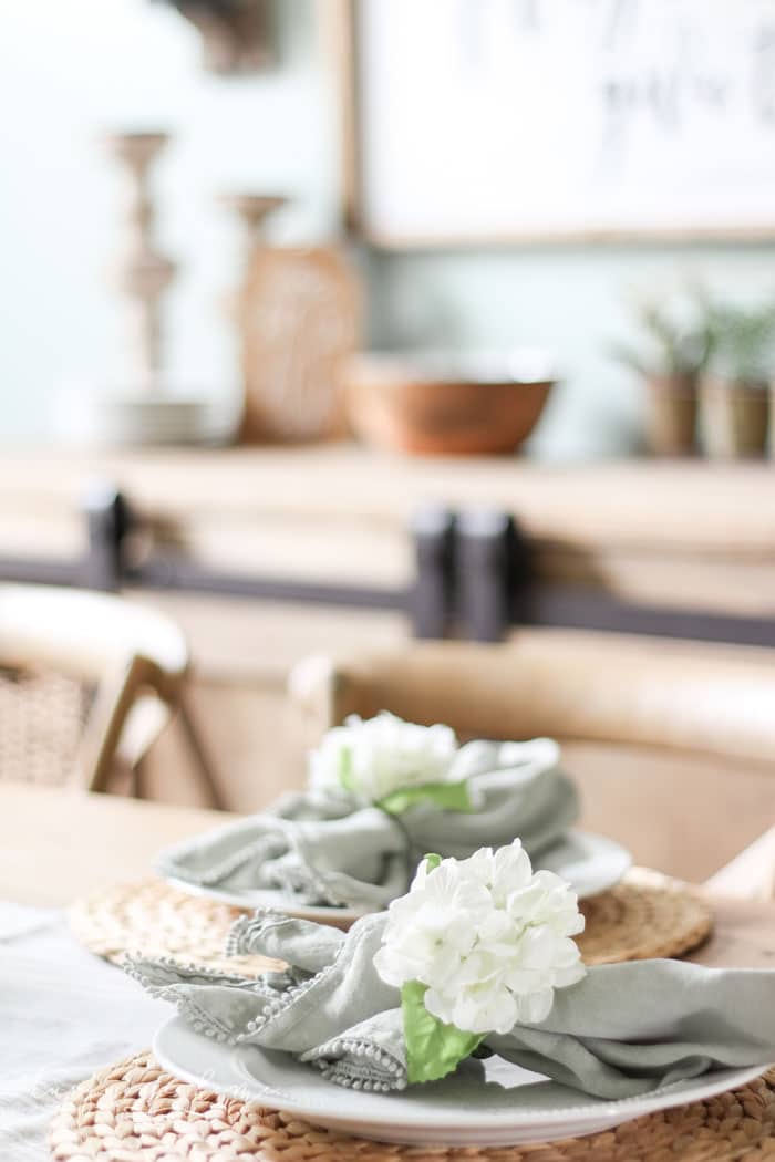 Farmhouse Spring Decorating in the Dining Room | Blue and Green spring decor