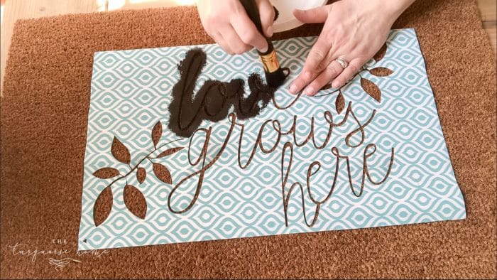 Stencil your doormat with a stencil brush and outdoor acrylic paint! | DIY Customized Doormat