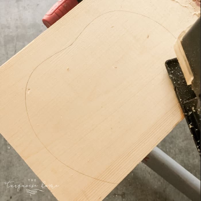 Trace the outline of the wooden pumpkin on the board and cut with a jigsaw.