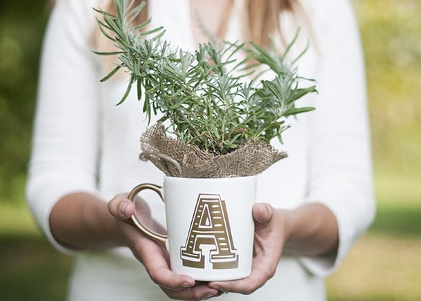 Anthro Inspired DIY Initial Mug | 25 DIY Christmas Gift Ideas