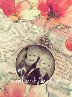 DIY Photo Pendant | 25 DIY Christmas Gift Ideas