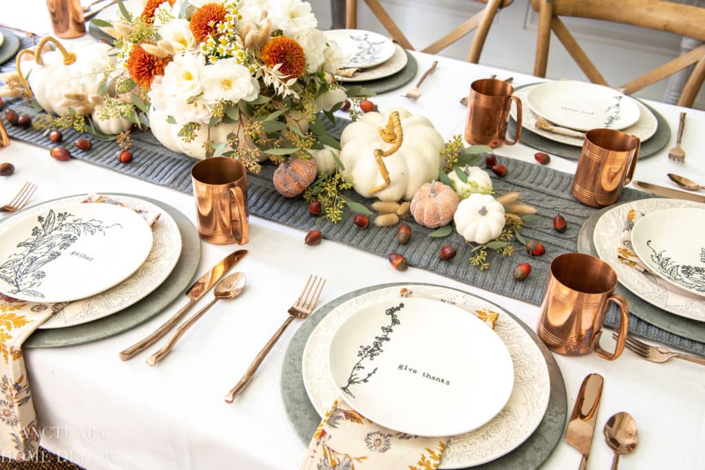 thanksgiving table with traditional colors