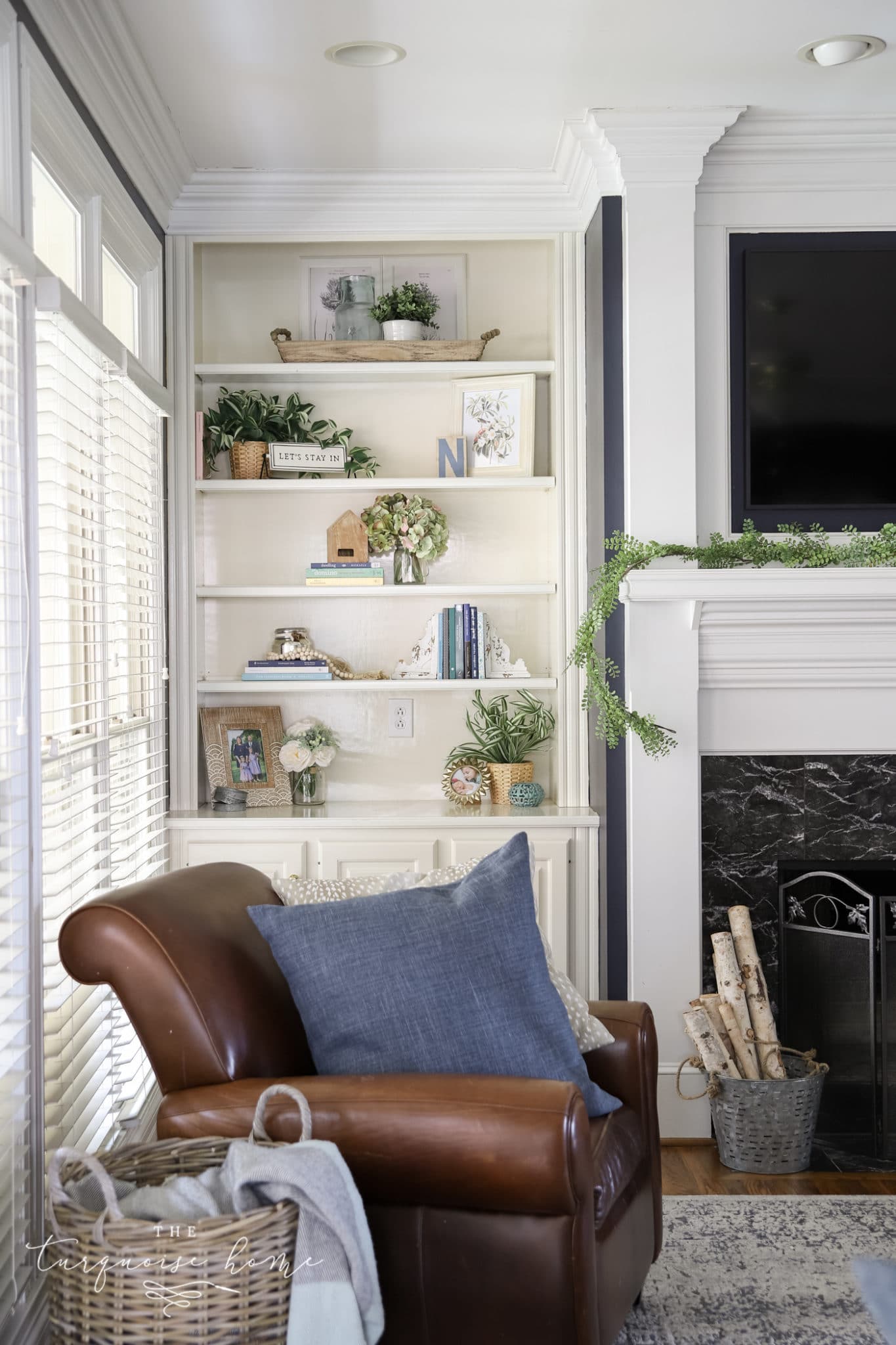 Easy Formulas for Styling Bookshelf Decor