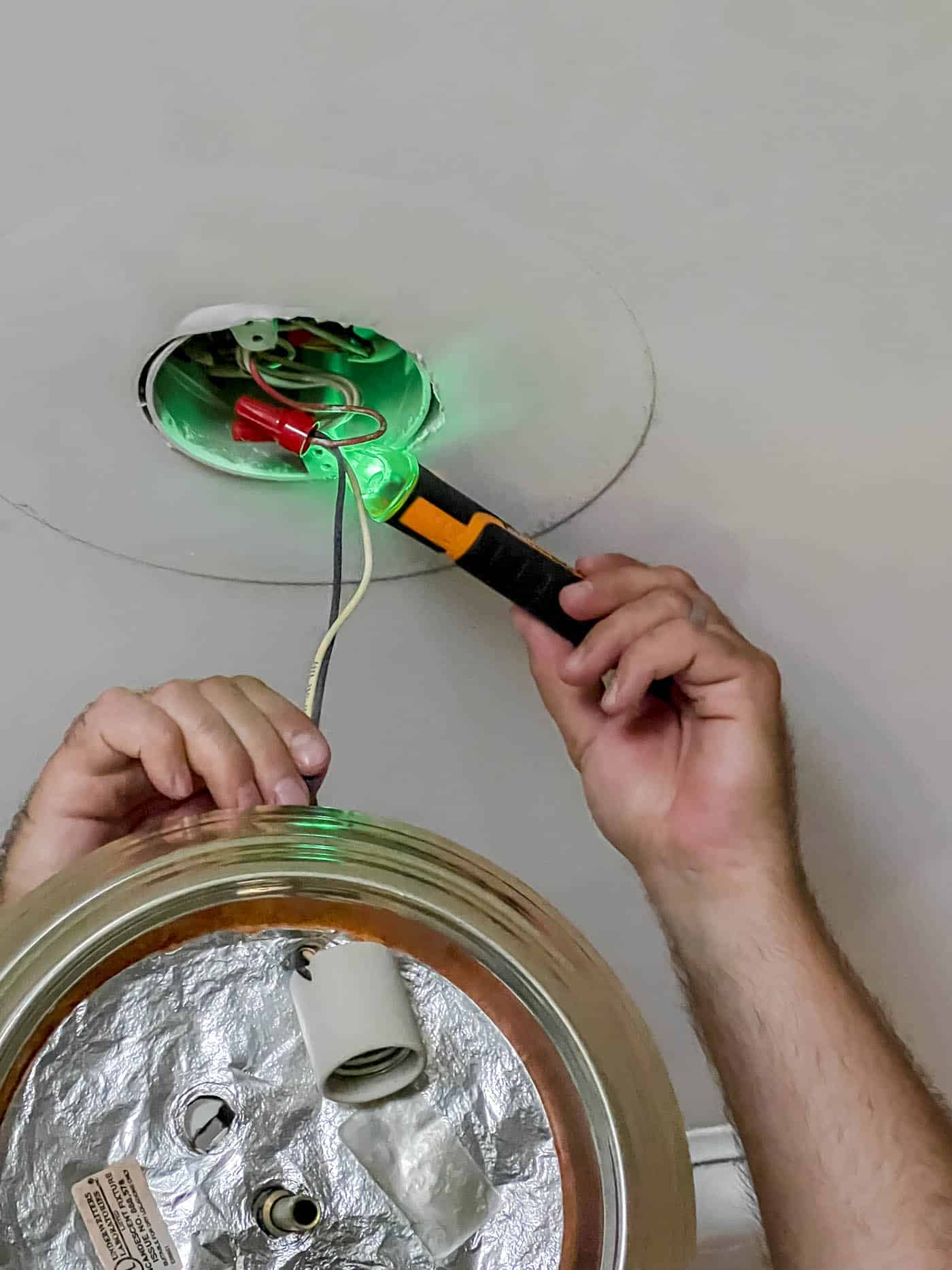 Test voltage on light box