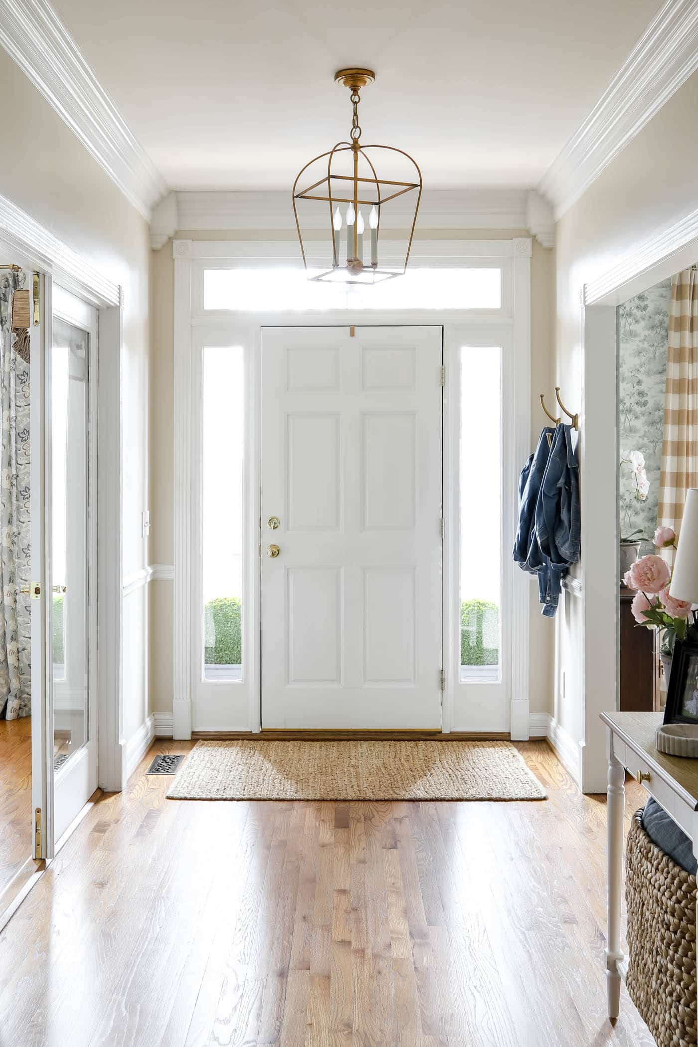 entry way with lantern pendant light