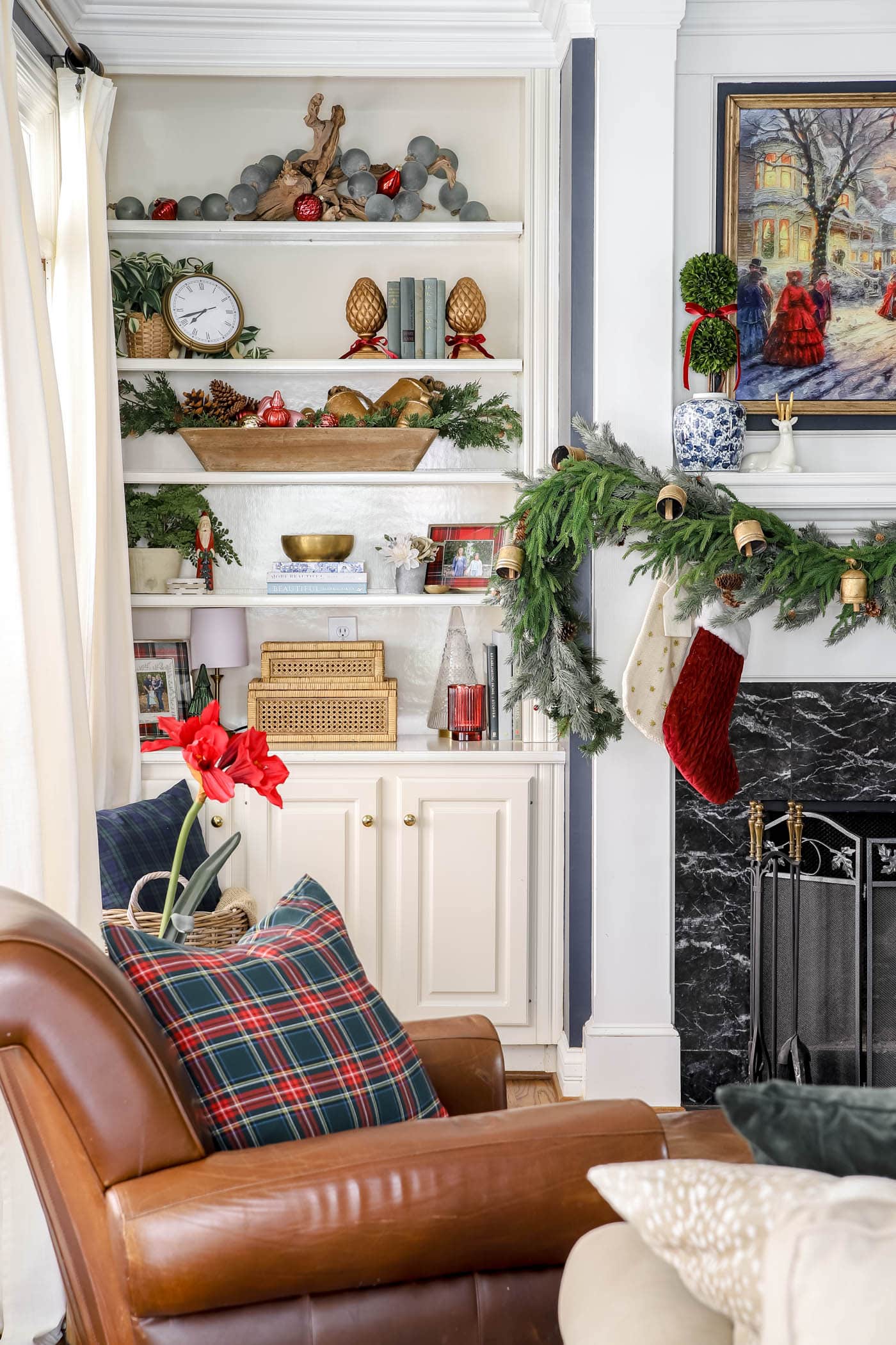 red christmas bookshelf decor