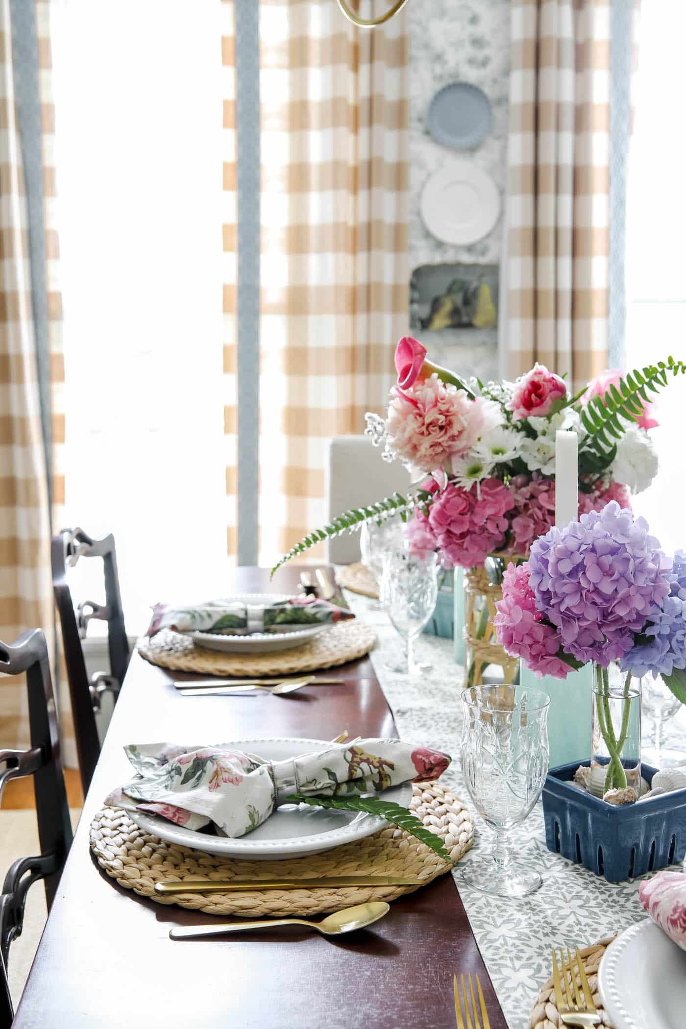 seasonal summer decor for the dining room.