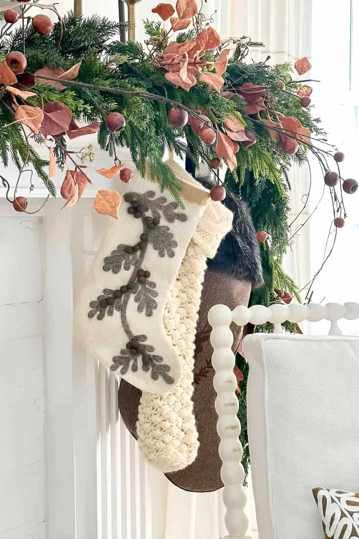 Festive Porches, Natural Christmas Décor & a Blue-Green Holiday Living Room (HSS #478)