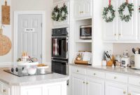 Blue & Gold Christmas Kitchen: Tablescapes & Holiday Decor Ideas