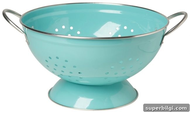 Pretty turquoise colander for all of your draining and straining needs! | Top 15 Kitchen Gifts for the Turquoise Lover