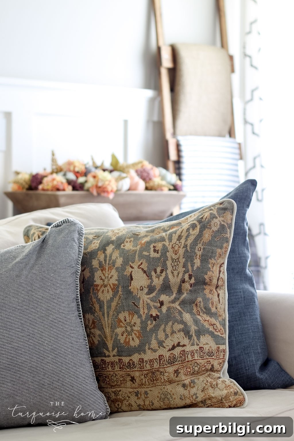 11 Fall Decor Ideas to Make Your Home Cozy 19 Neutral fall living room decor