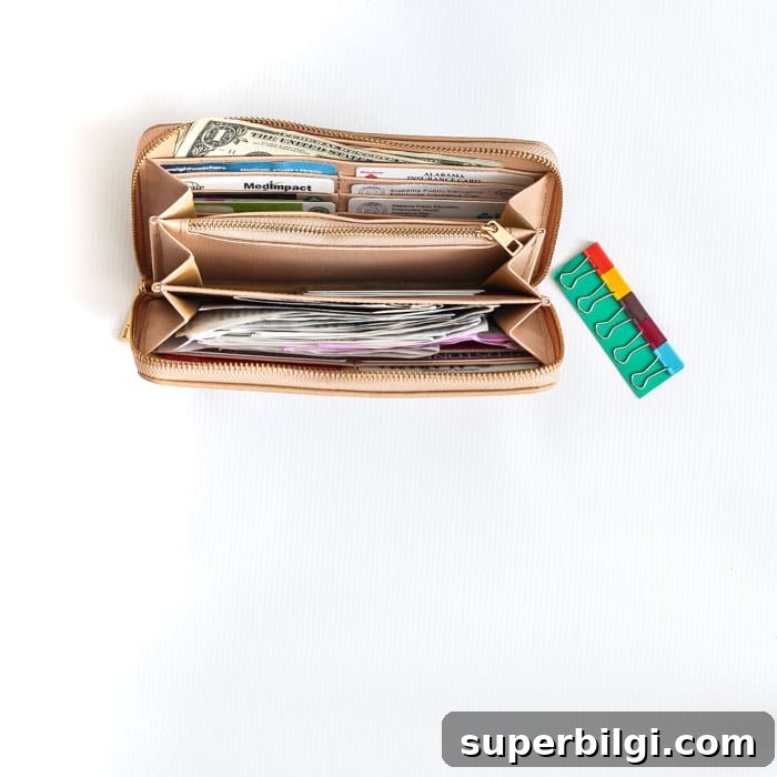 6 Smart Ways to Organize Your Purse 8 An organized wallet is the best! I use Rachel Cruze's tan wallet for optimal purse organization! | 30 Days to Less of a Hot Mess Challenge