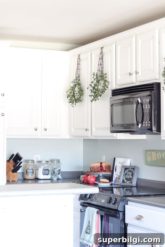 Christmas Kitchen 2018: Festive Recipes and Holiday Menu 12 Kitchen cabinets with wreaths
