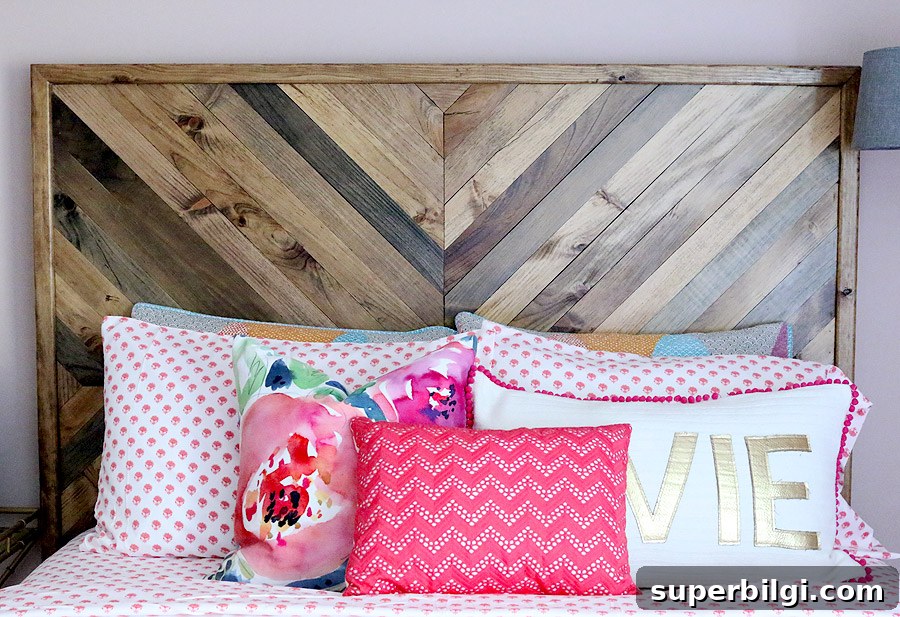 How to Make a Headboard: 13 DIY Ideas to Build Your Own 9 How to make a headboard: 13 Beautiful DIY Headboard Ideas - DIY Chevron Wood Headboard plans