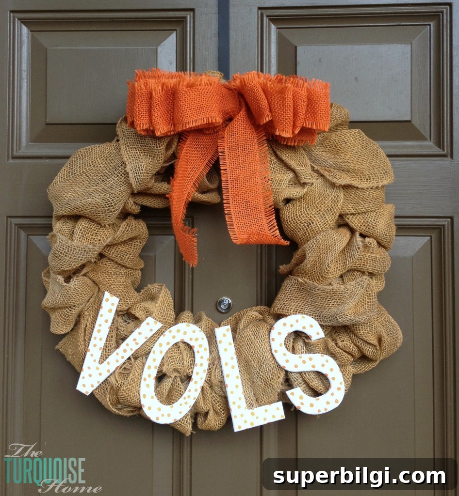 DIY Simple Burlap Wreath {Easily changeable for all seasons and holidays!} #DIY #burlap #wreath