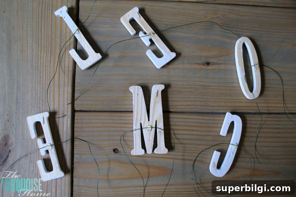 DIY Simple Burlap Wreath {Easily changeable for all seasons and holidays!} #DIY #burlap #wreath