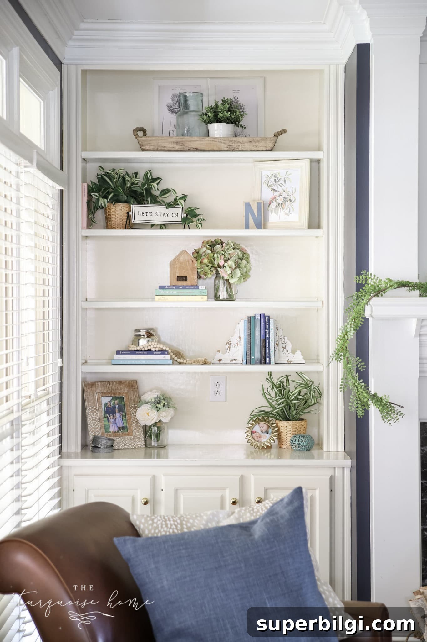 6 Creative Ways to Style Books for Home Decor 9 styling bookshelves with different ways of displaying books and trinkets together