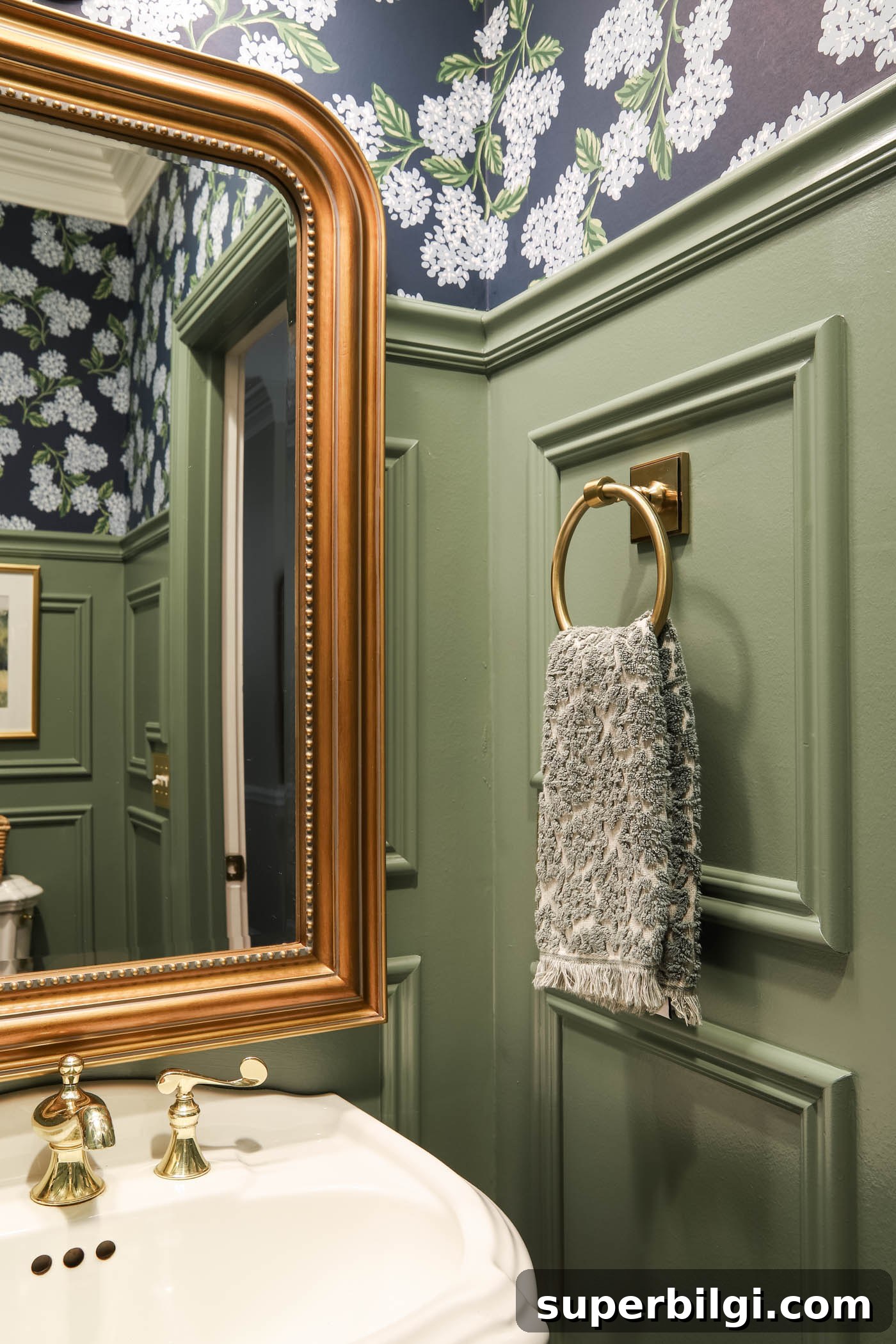 Green Paint Colors That Transform Your Home 14 Calke Green FB No. 34 LRV ~17