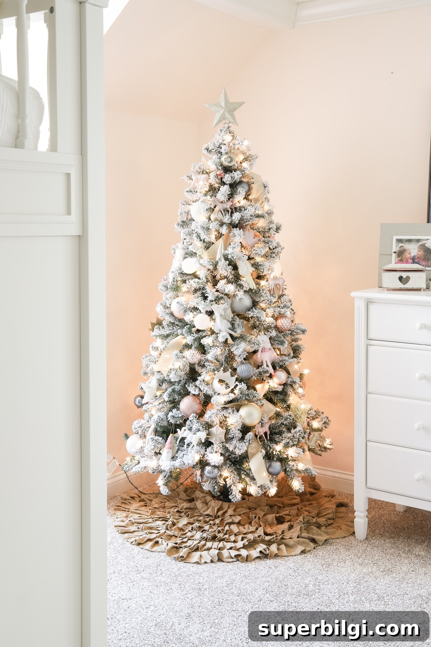 Cozy Christmas Bedroom Decorating Ideas and Inspiration 10 Girls Bedroom Christmas Tree