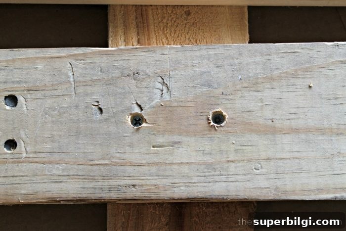 Pallet Christmas tree is an easy DIY project before Christmas.