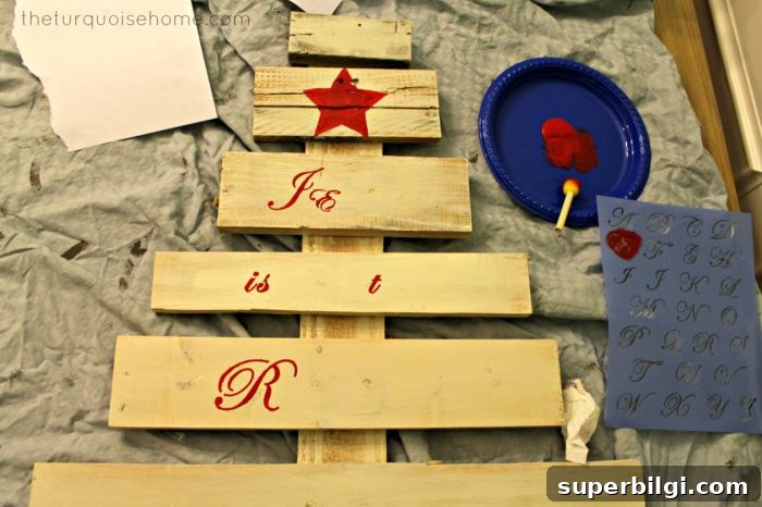 Pallet Christmas tree is an easy DIY project before Christmas.
