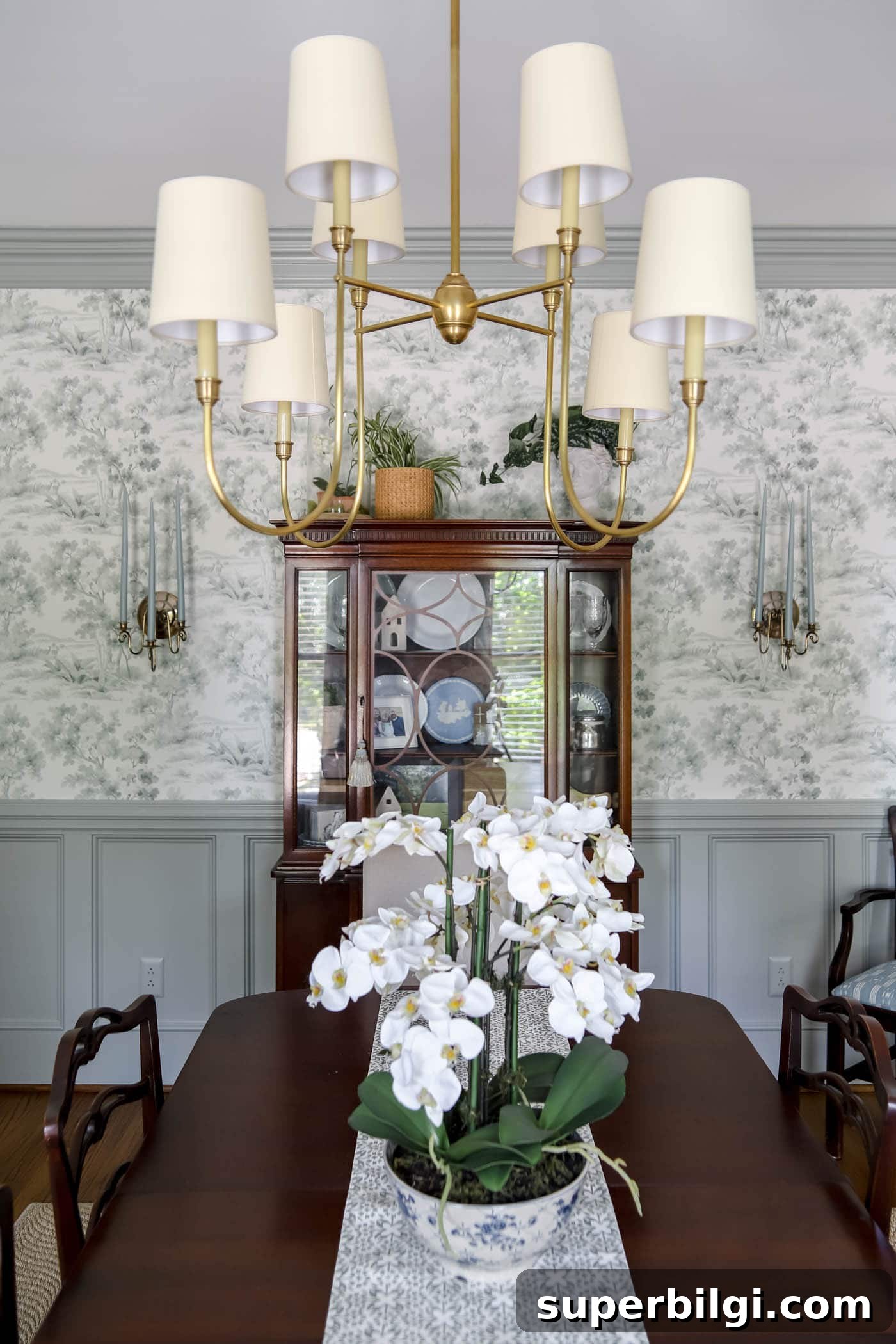 Layered Wainscoting Wall Molding in Dining Room