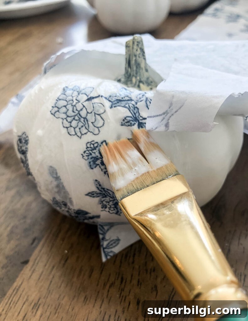 Make Chinoiserie Pumpkins: DIY Video Tutorial 10 Smooth napkin strips with Mod Podge