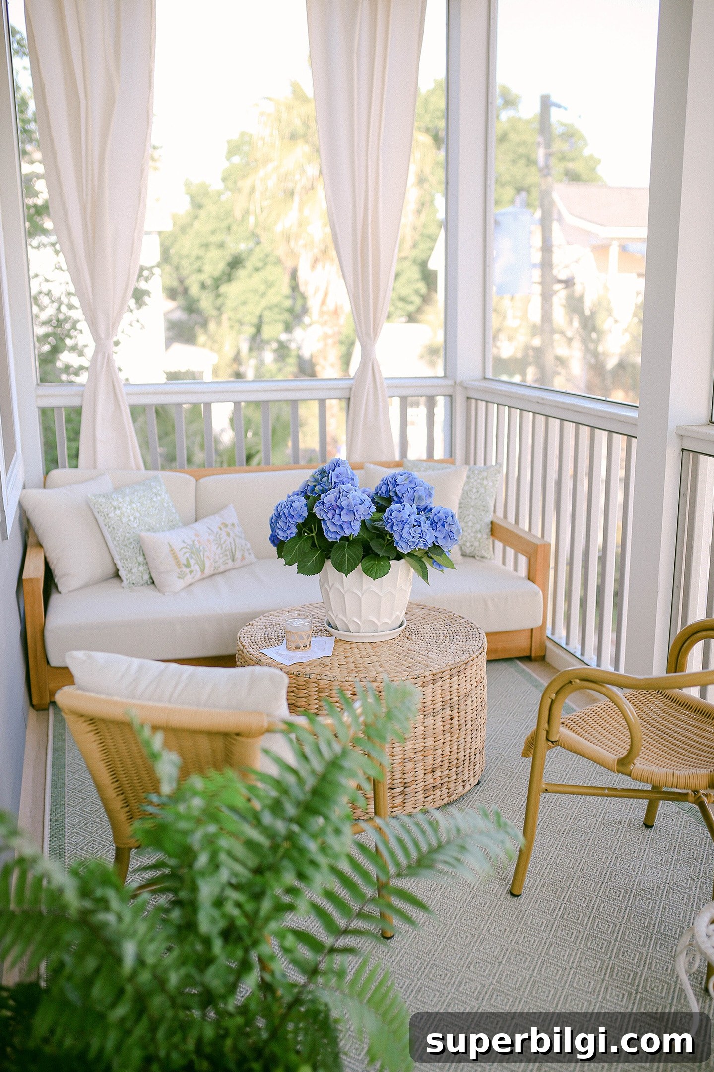 Screened-in Porch with Outdoor Rug