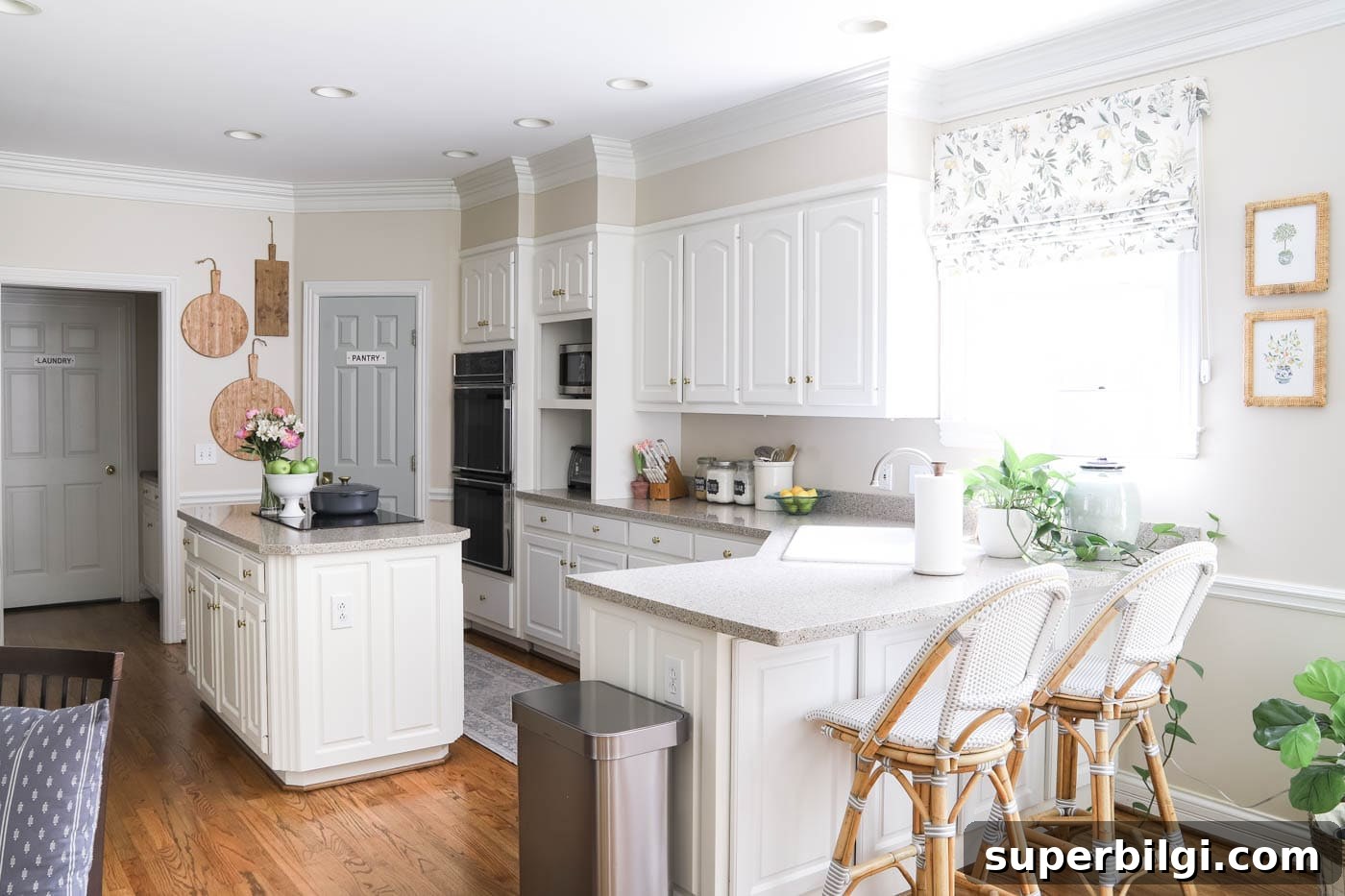 Foolproof Greige Paint Colors That Always Work in Your Home 5 Edgecomb Gray in the Kitchen