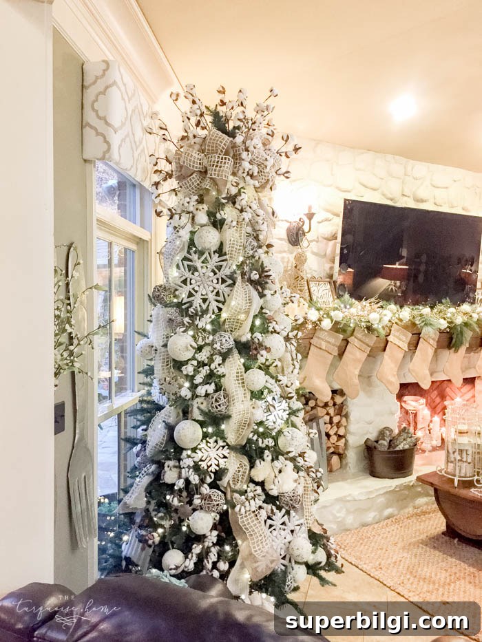 Winter Decor Ideas for Christmas 18 Gorgeous winter wonderland Christmas tree with cotton bolls and cute forest creatures.
