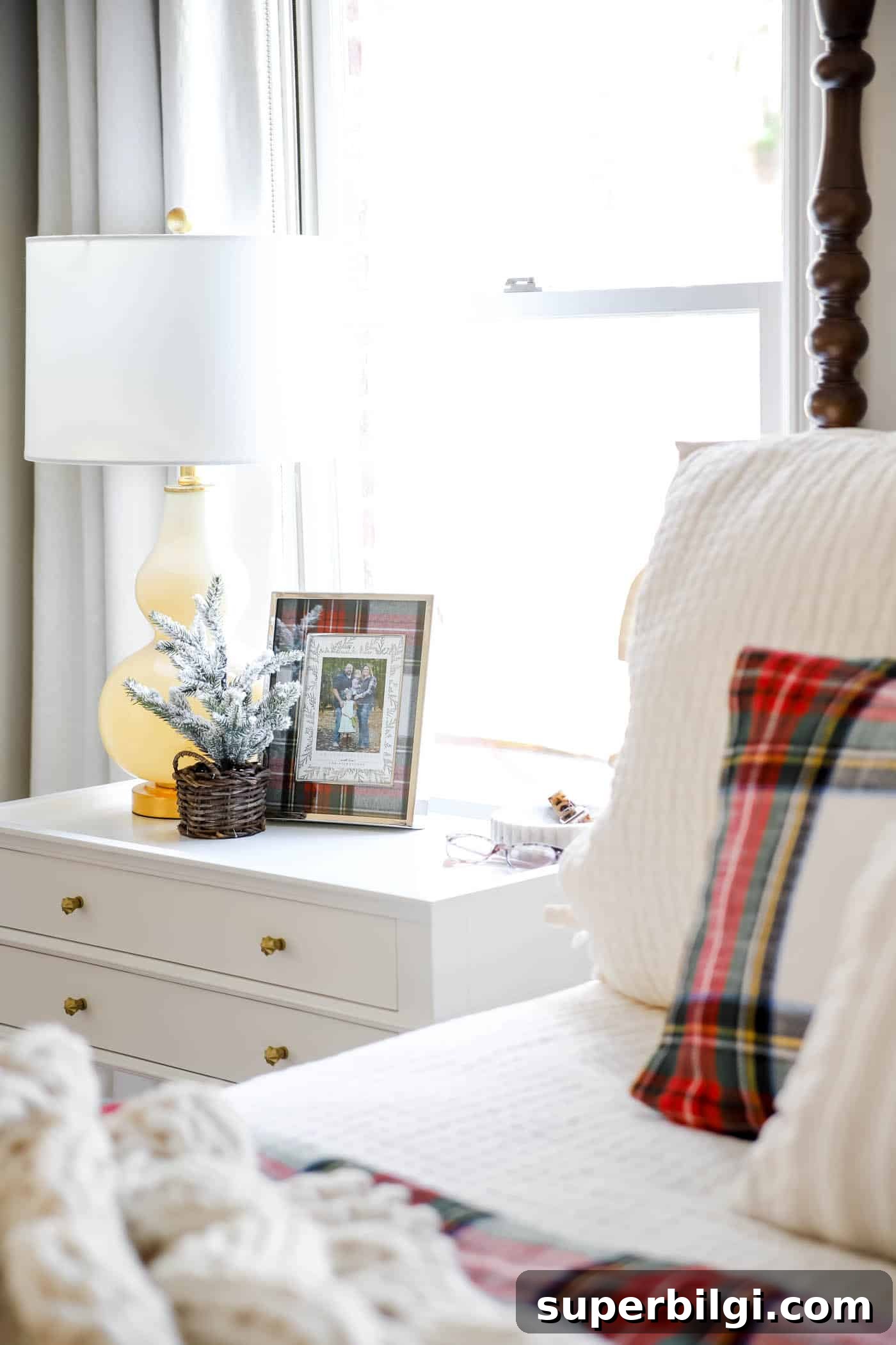 7 Nightstand Decor Ideas to Transform Your Bedroom 3 Christmas nightstand decor