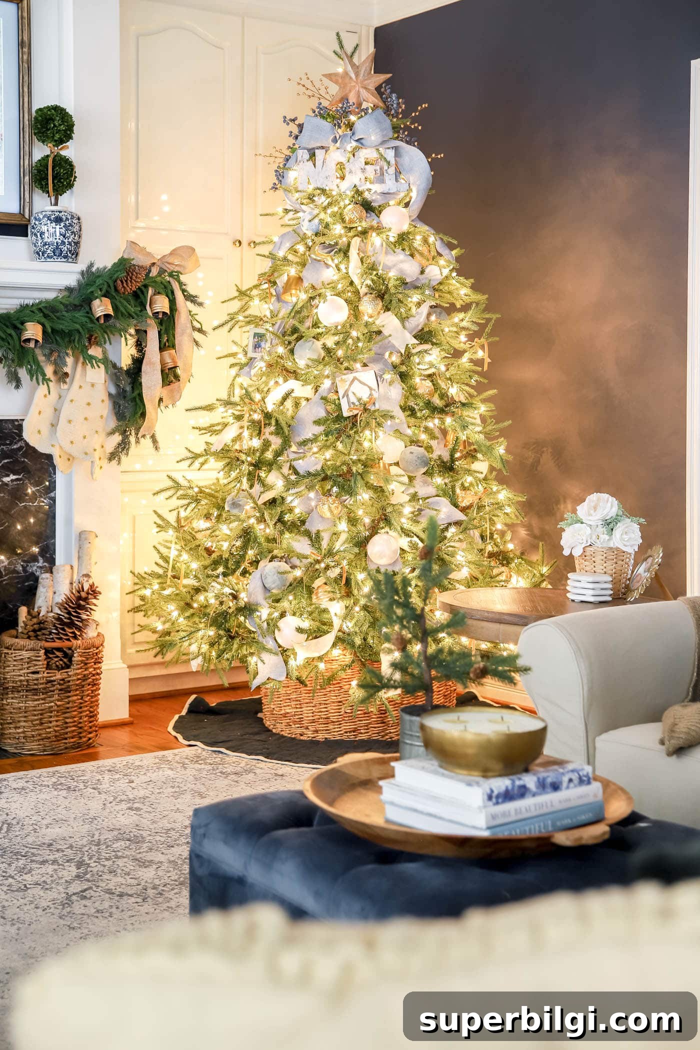 Blue and White Christmas Living Room Decor Ideas 13 Gold, Blue and White Christmas Tree Decor