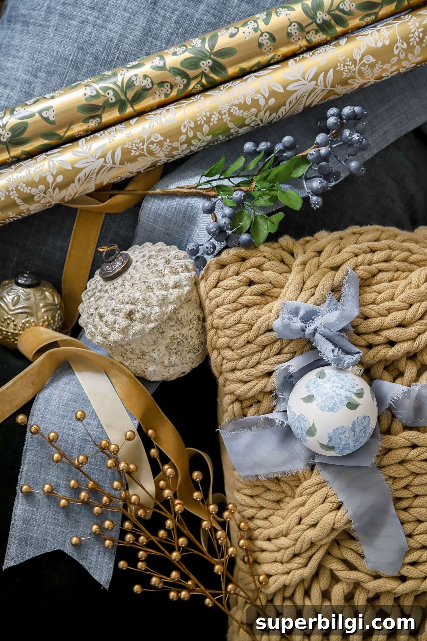 Blue and White Christmas Living Room Decor Ideas 4 gold, blue and white christmas decor