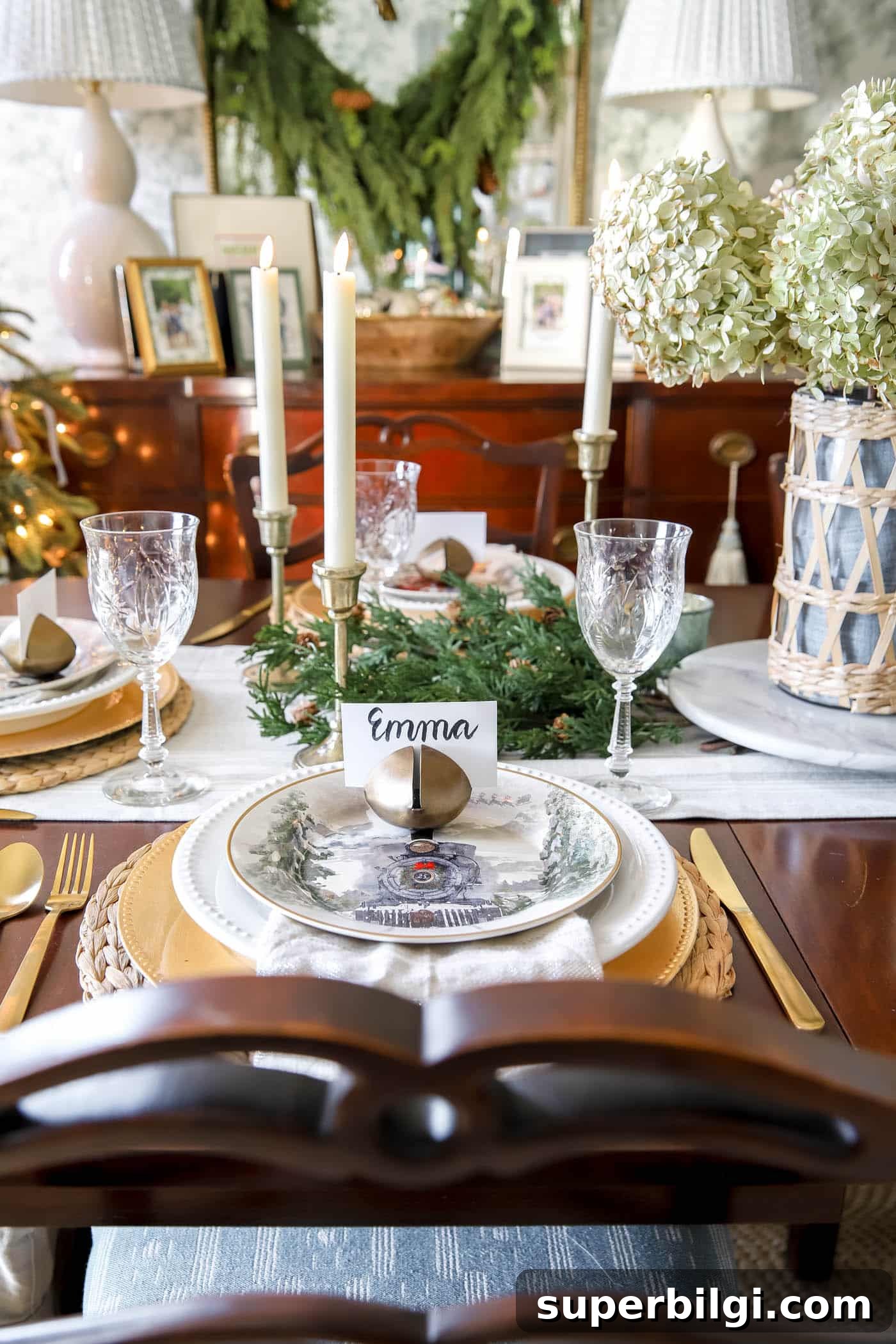 Christmas Dining Room Decor Ideas for Festive Gatherings 11 christmas place setting in the dining room